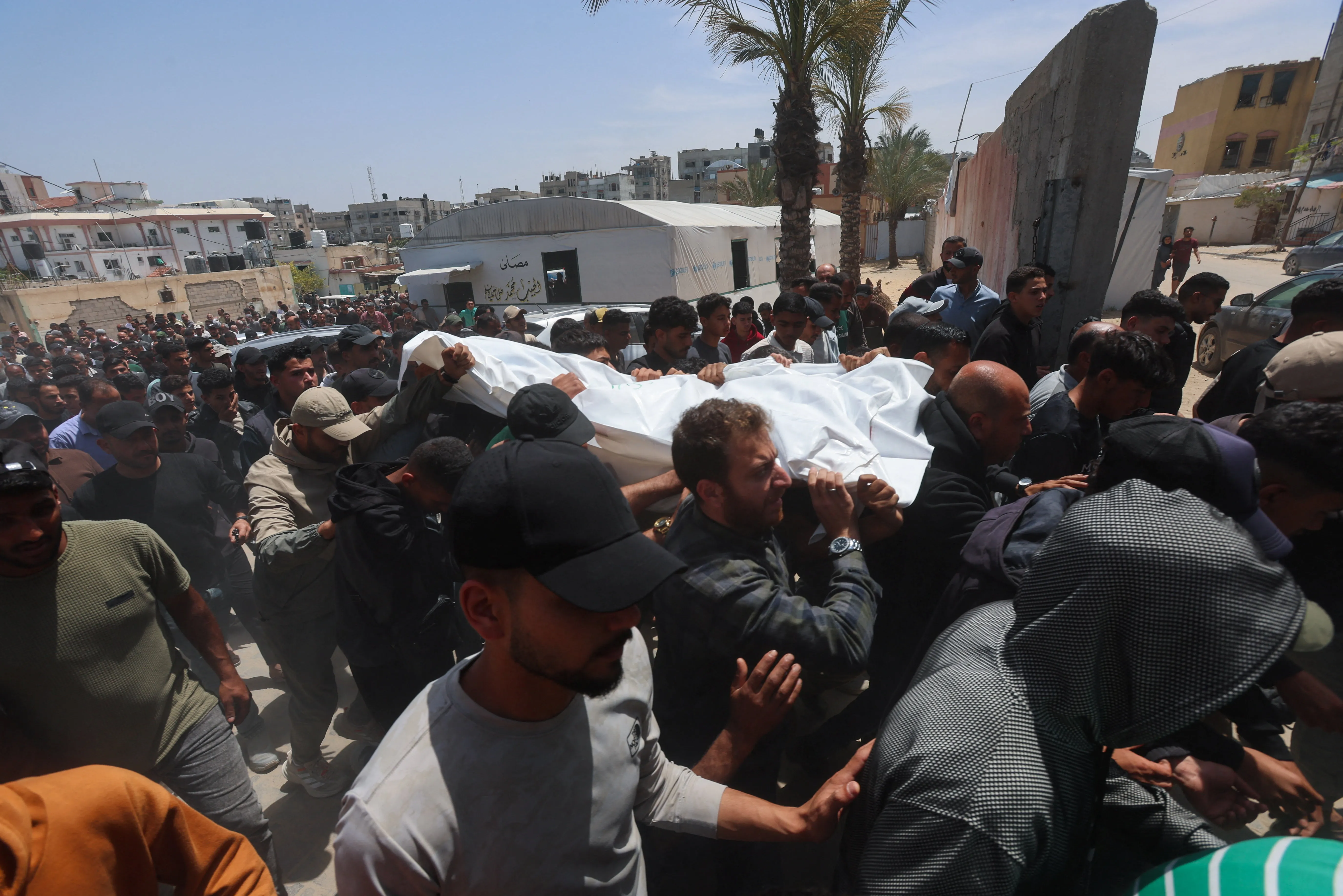 تصعيد في غزة: شهداء وجرحى بنيران الاحتلال واعتقال صيادين