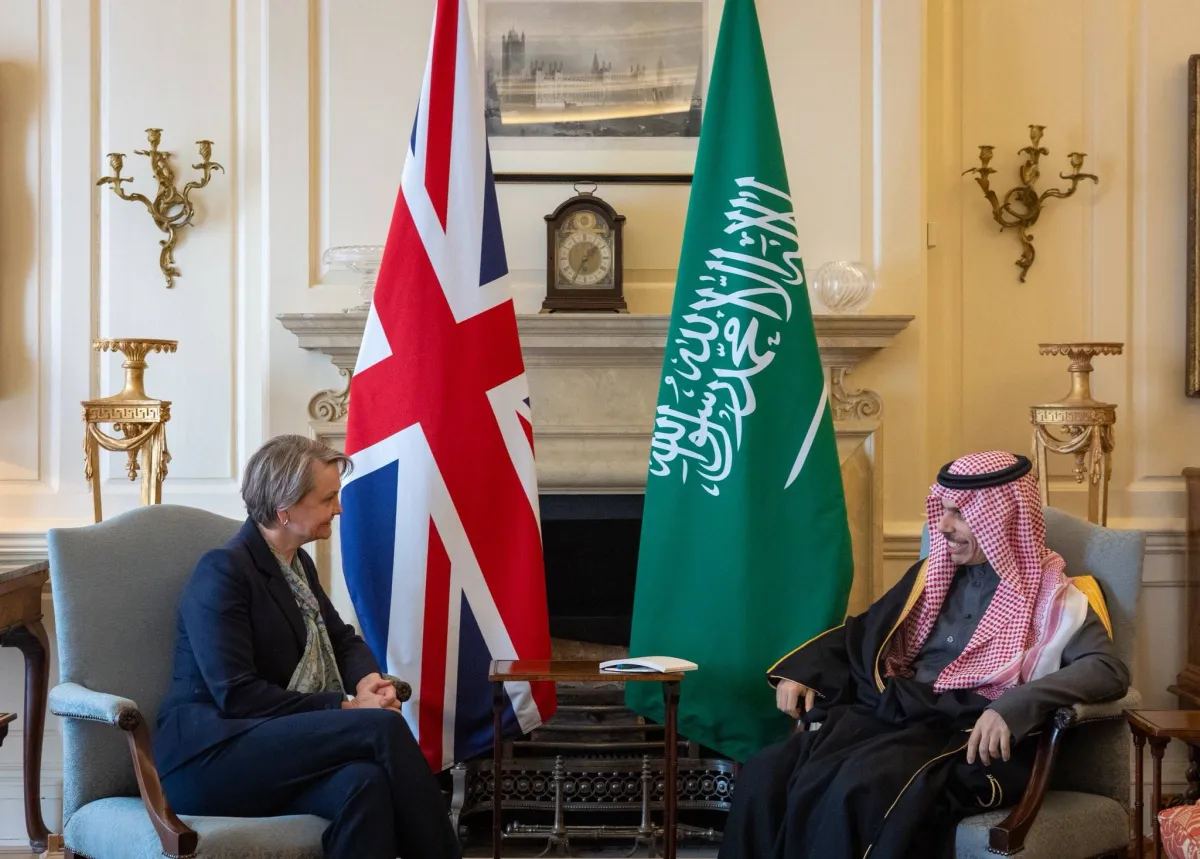 السعودية وبريطانيا تتفقان على أهمية حرية الملاحة في مضيق هرمز