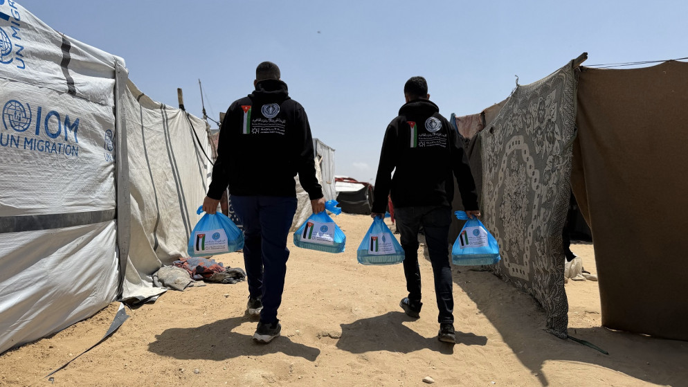 الحملة الاردنية تواصل دعم النازحين في خان يونس بوجبات غذائية