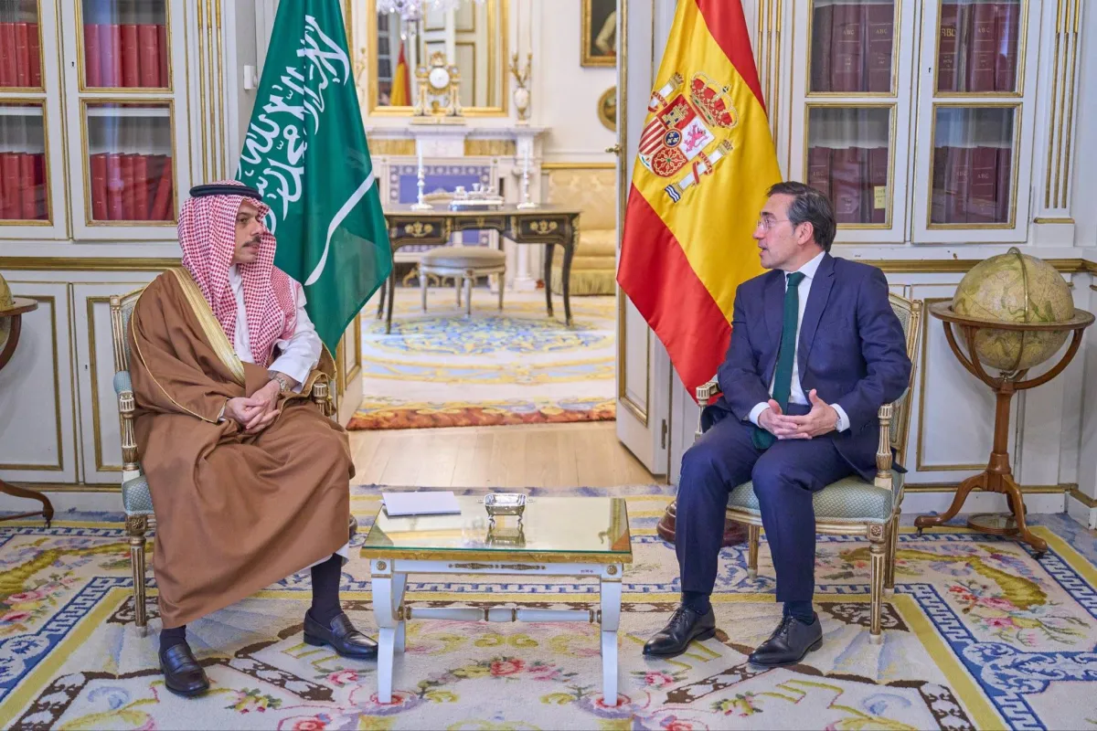 السعودية تشدد على أمن مضيق هرمز وتدعم جهود السلام