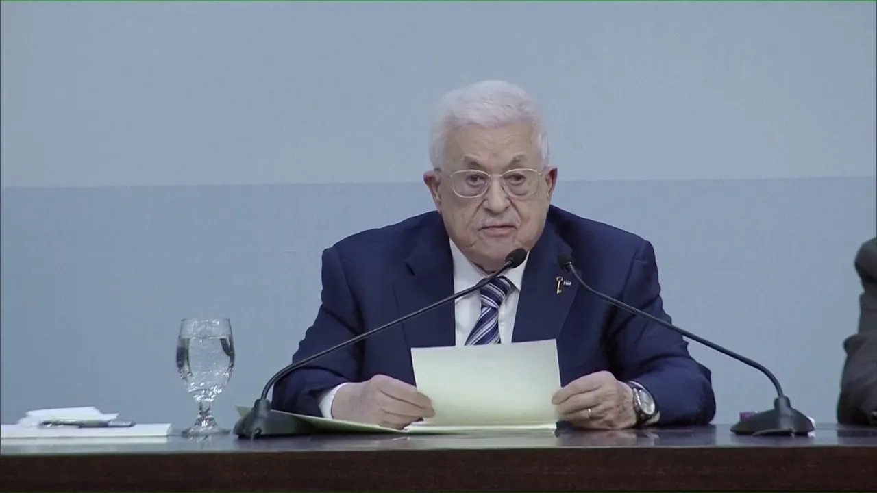 عباس يشدد على سلاح الشرعية ويرفض مشاريع التهجير في مؤتمر فتح