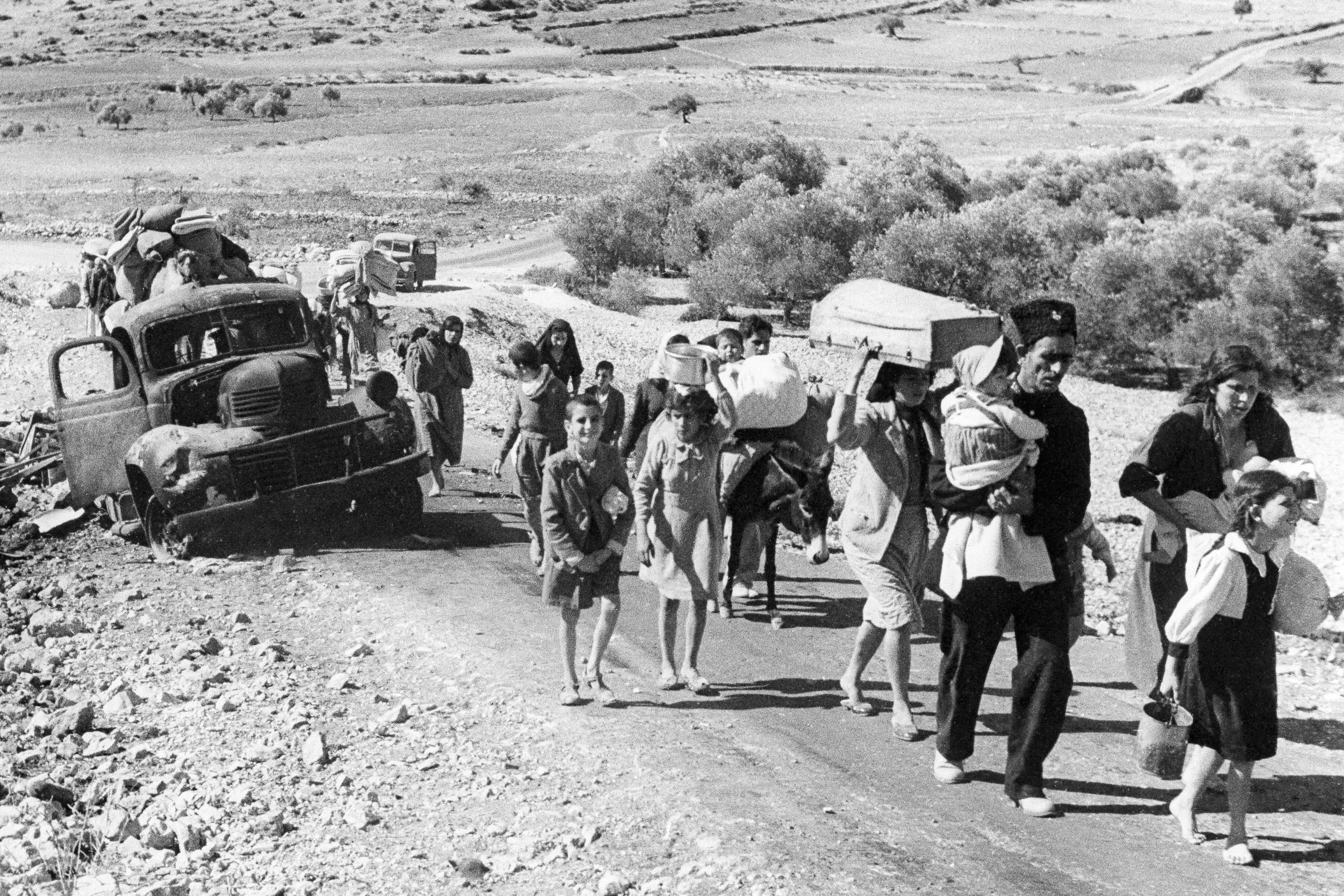 صراع الذاكرة: كيف يواجه الفلسطينيون محاولات طمس هويتهم وحقوقهم؟