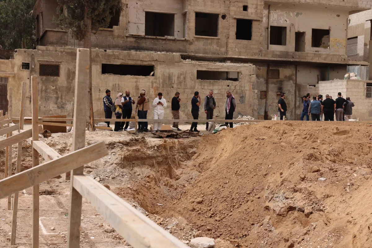 اكتشاف مروع: العثور على رفات بشرية بمدرسة في دوما السورية