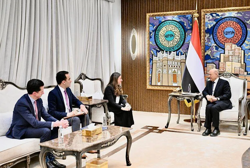العليمي يؤكد: لا سلام في اليمن دون التعامل مع المشروع الحوثي كتهديد عابر للحدود