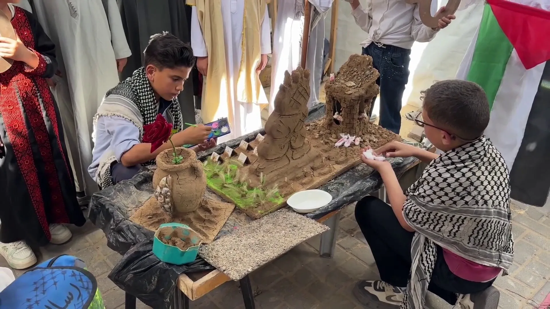 من خيام النزوح.. أطفال غزة يحيون ذكرى النكبة بمجسمات وأغان