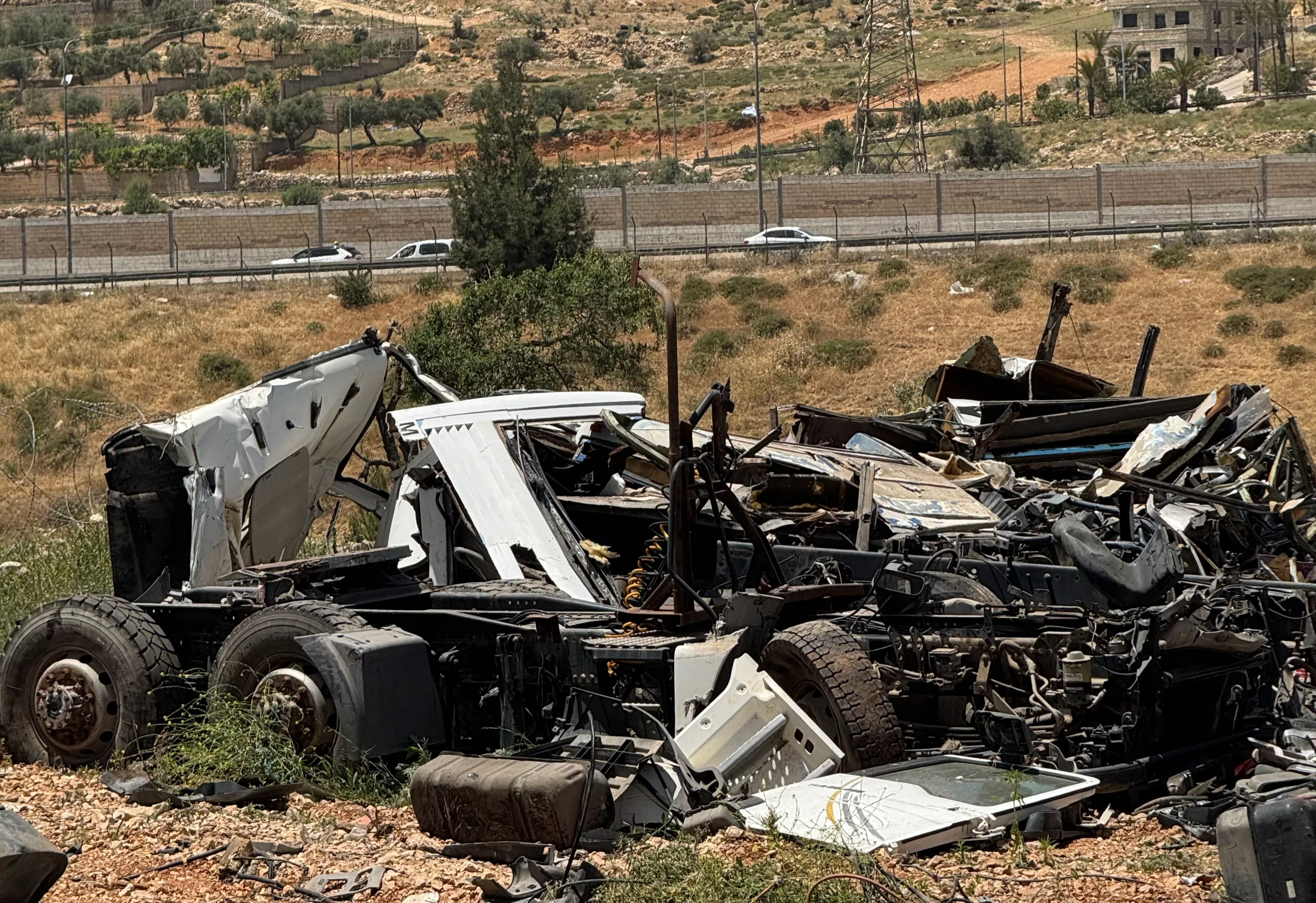 القدس تحت مرمى الهدم: احتلال يجبر مقدسية على هدم منزلها ويدمر منشآت تجارية