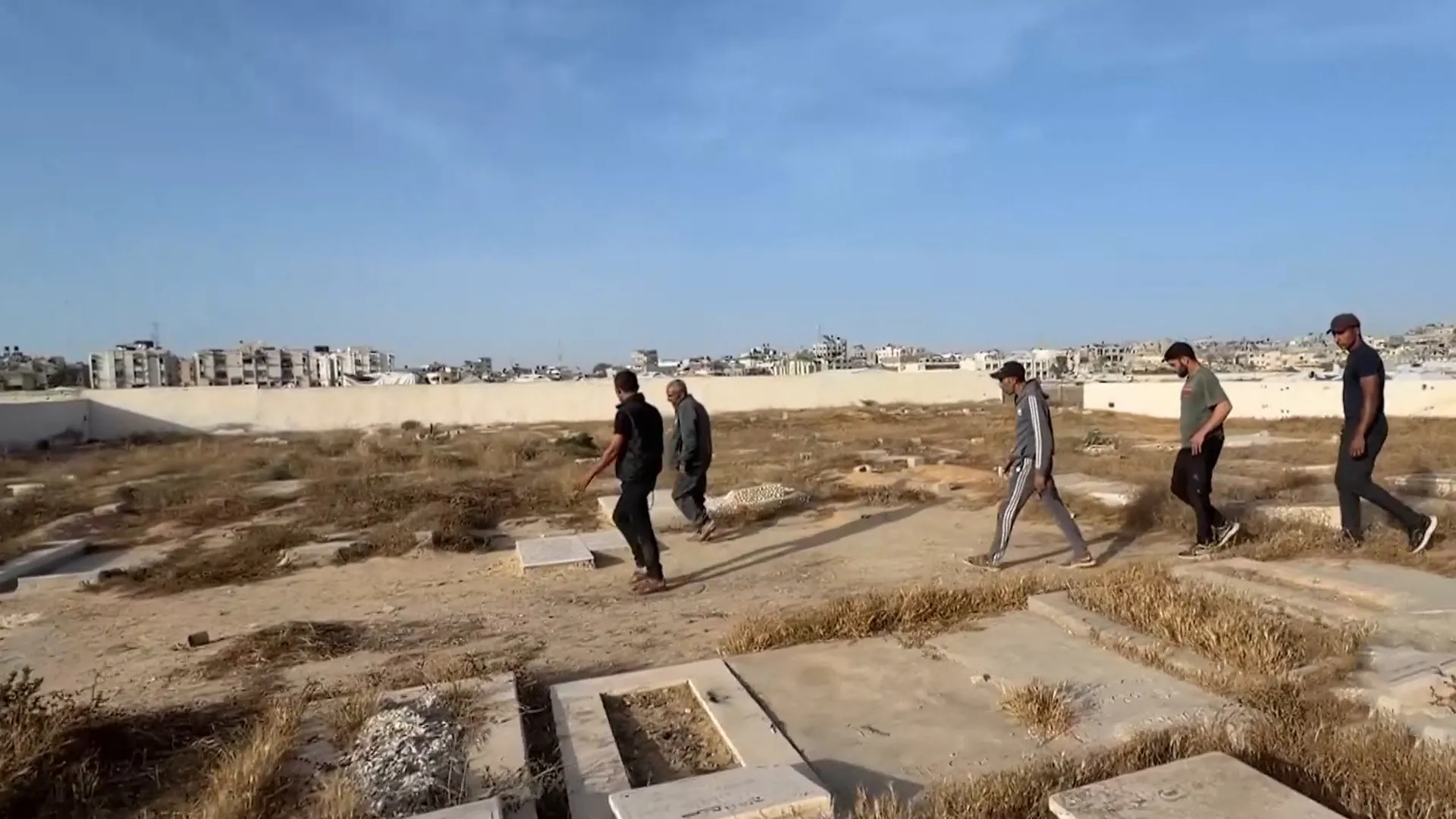 معاناة في غزة: المقابر تضيق وتجريف الأراضي يعيق دفن الموتى