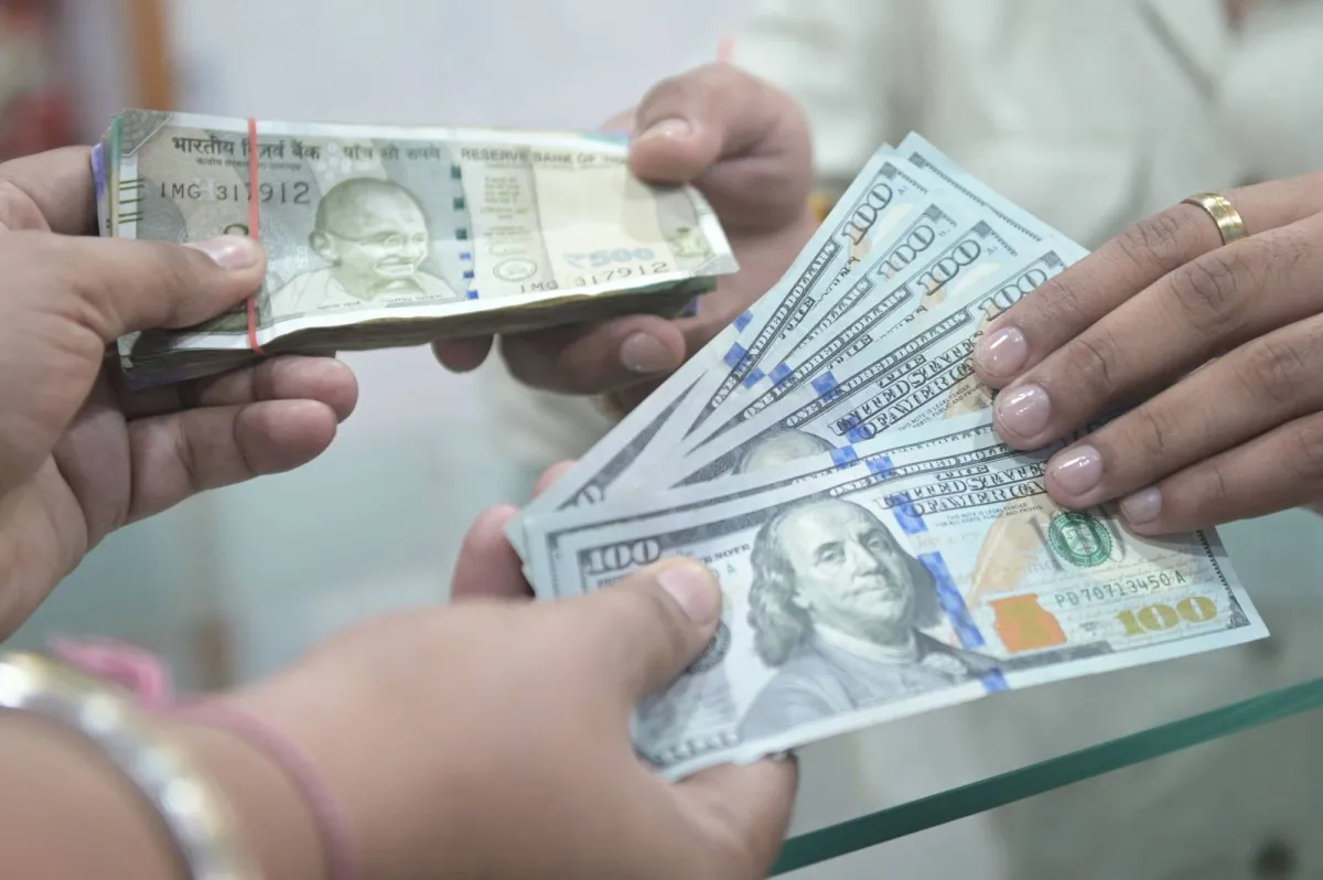 الدولار يستقر وسط هدوء التوترات الجيوسياسية