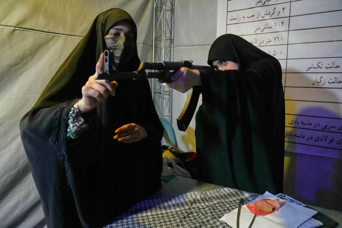 طهران تستعرض قوتها: تدريبات على الكلاشينكوف وعروض عسكرية في قلب المدينة