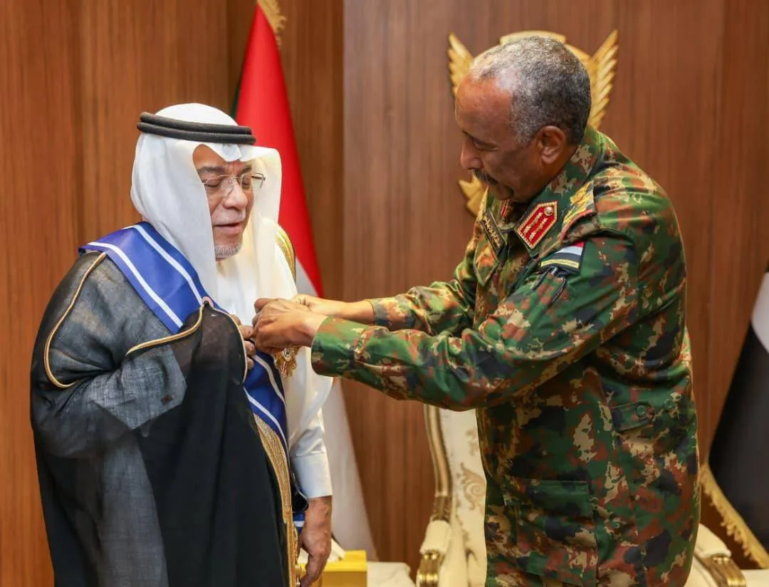 البرهان يكرم السفير السعودي بوسام رفيع في ختام مهامه