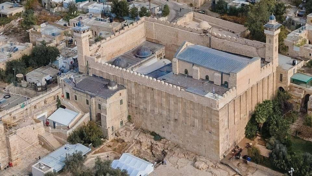 الأوقاف الفلسطينية تستنكر تسييس الحرم الإبراهيمي برفع علم إسرائيل