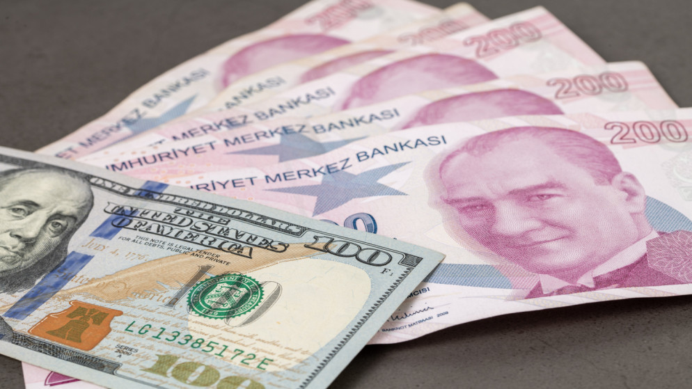 الليرة التركية تهوي لمستويات قياسية عقب قرار قضائي يثير الجدل