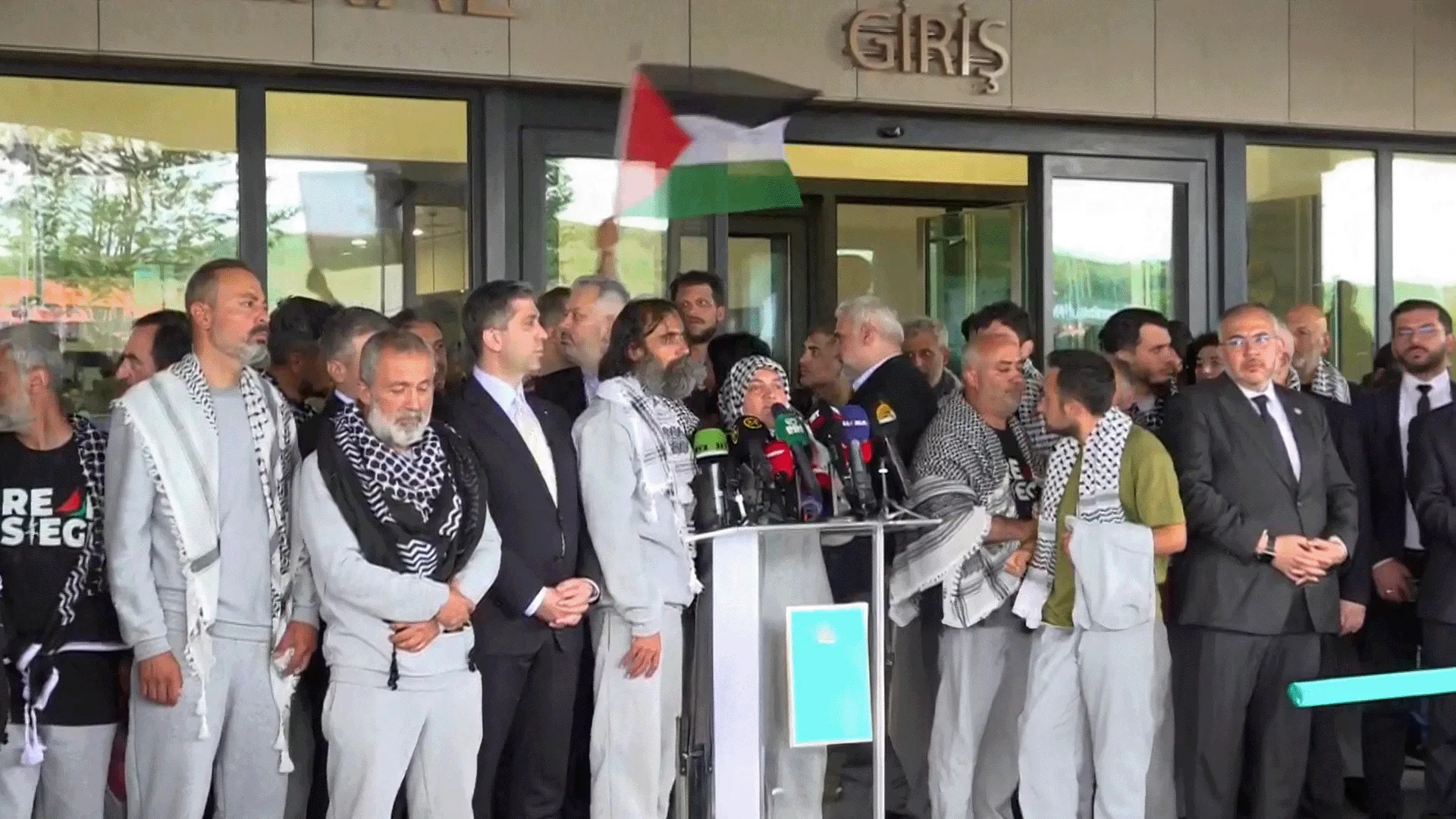 ناشطو أسطول الصمود يكشفون عن فظائع التعذيب في زنازين الاحتلال