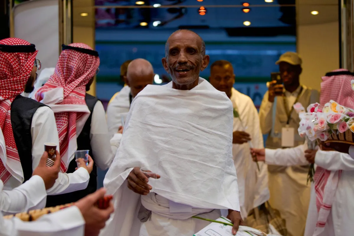 دموع الفرح تسبق الوصول: حجاج السودان يلامسون مكة بعد طول انتظار