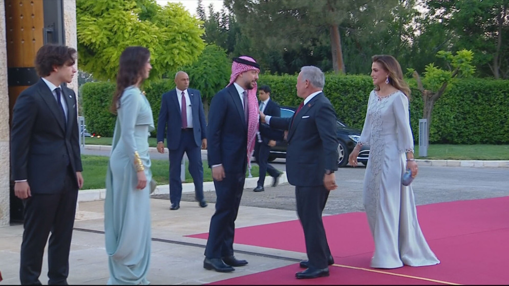 الملك عبدالله يضيء قصر الحسينية احتفالا بعيد الاستقلال