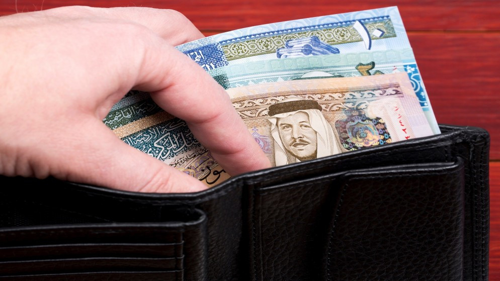 بهجة العيد.. عادة العيدية تعزز التواصل والفرح