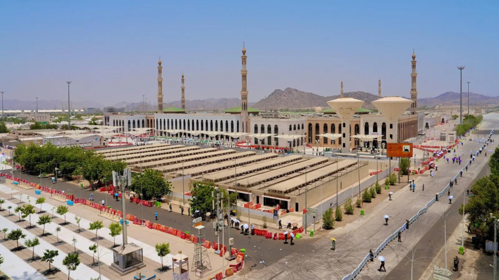 حجاج بيت الله الحرام يتوجهون لمسجد نمرة في عرفات