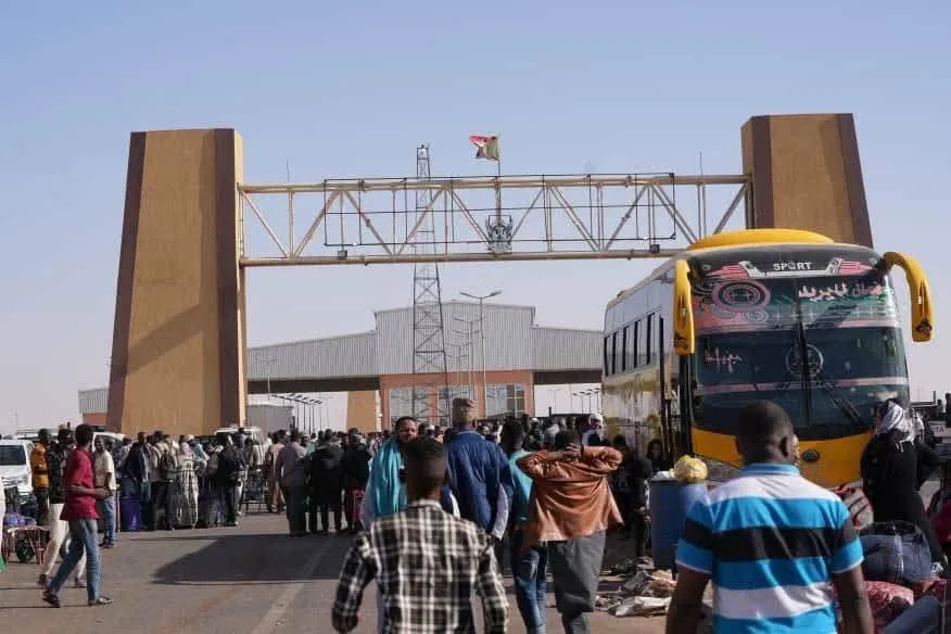 ازدحام معبر ارقين يفاقم معاناة العائدين السودانيين من مصر