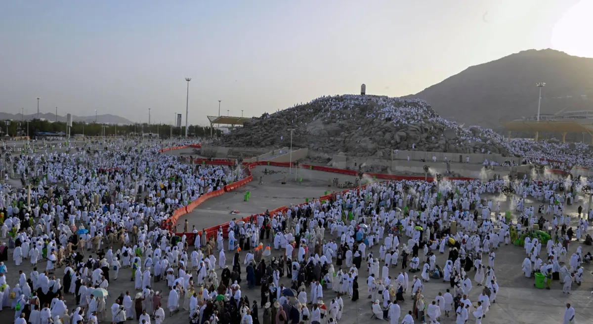 ضيوف الرحمن يكملون مناسك الحج بالتوجه لمزدلفة