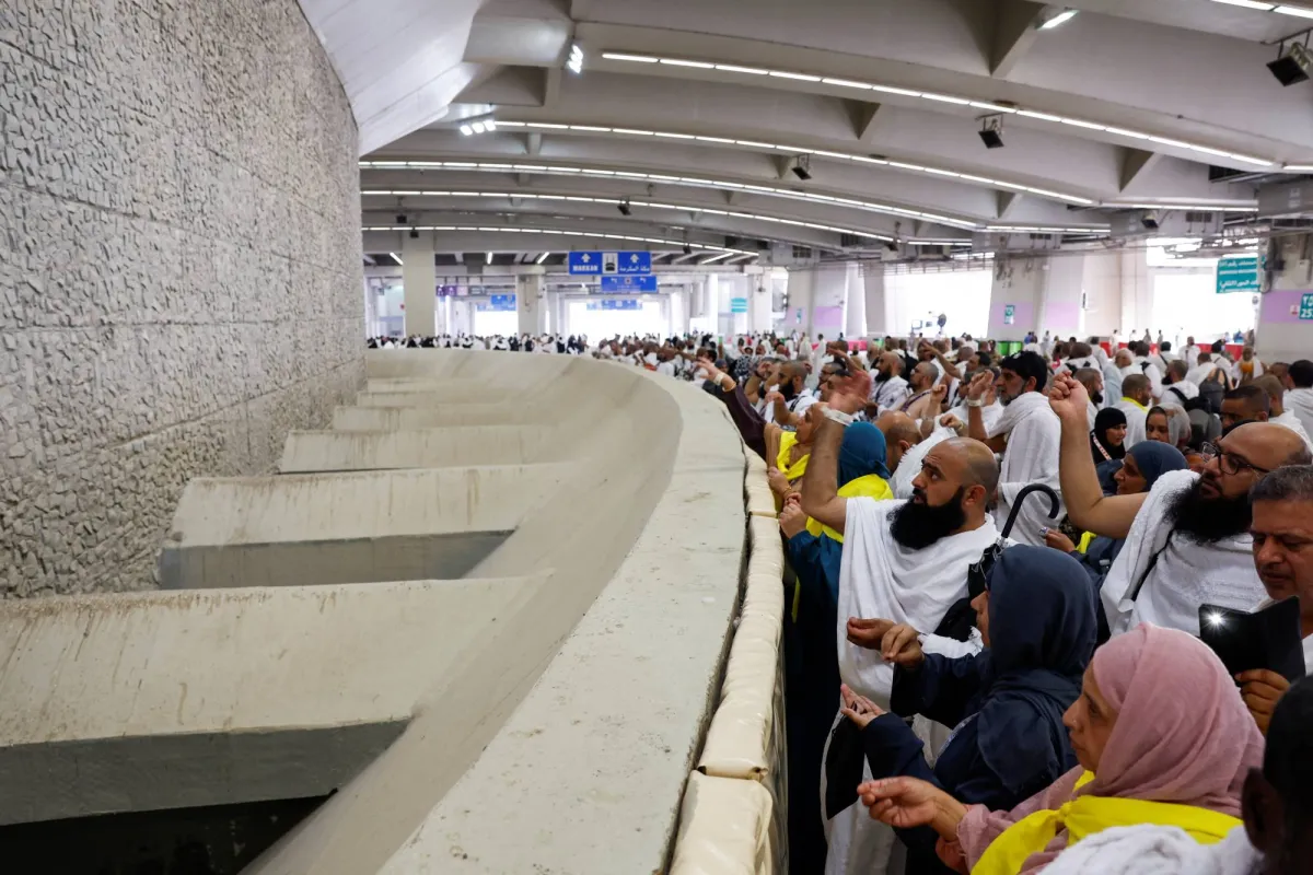 ضيوف الرحمن يباشرون رمي جمرة العقبة بيسر وسهولة