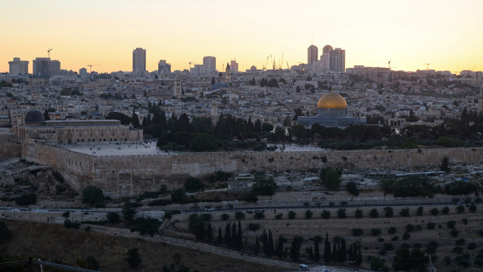 جموع غفيرة تتحدى القيود وتؤدي صلاة العيد في الاقصى