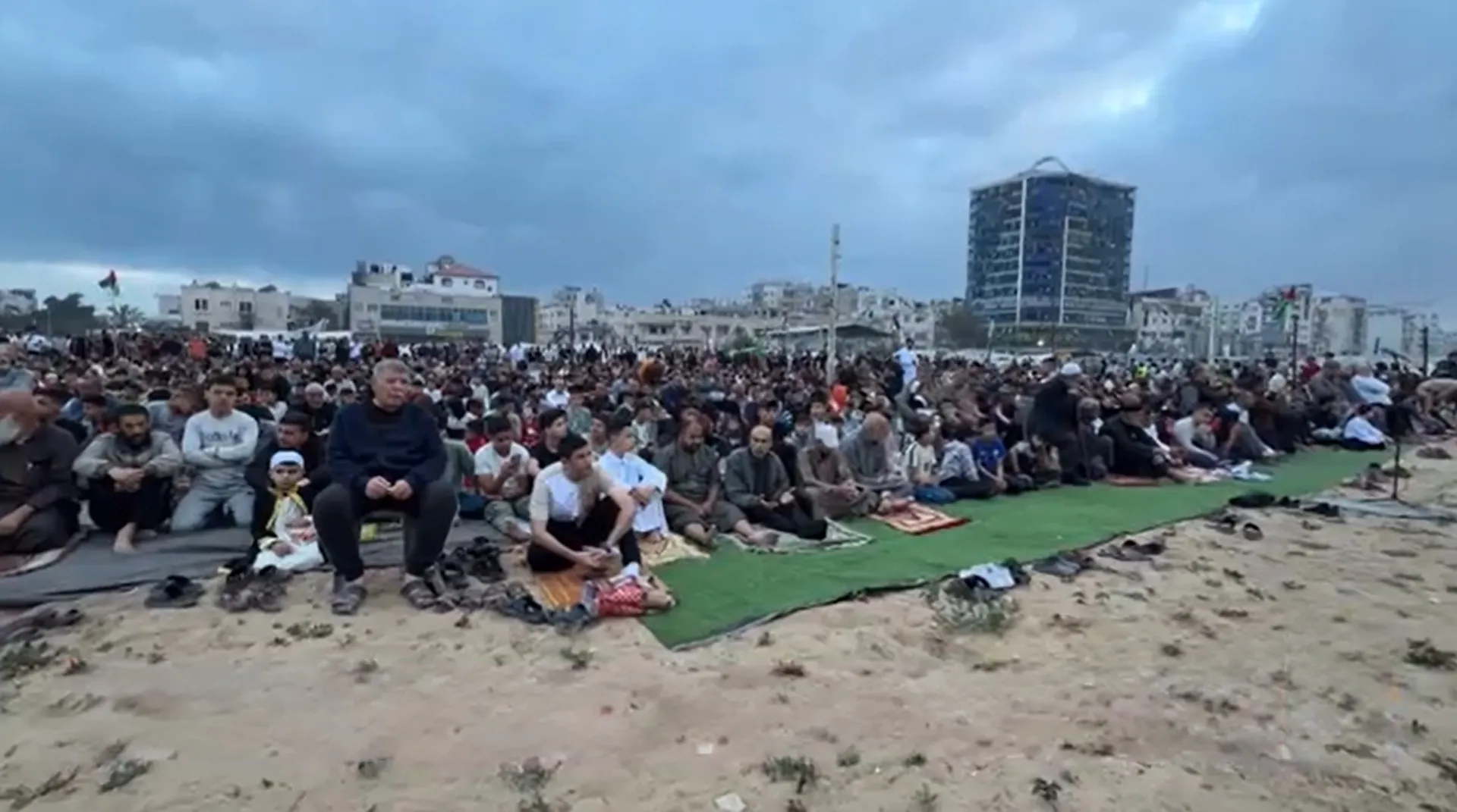من ساحة الصلاة الى المقابر: عيد الاضحى يواجه الموت في غزة