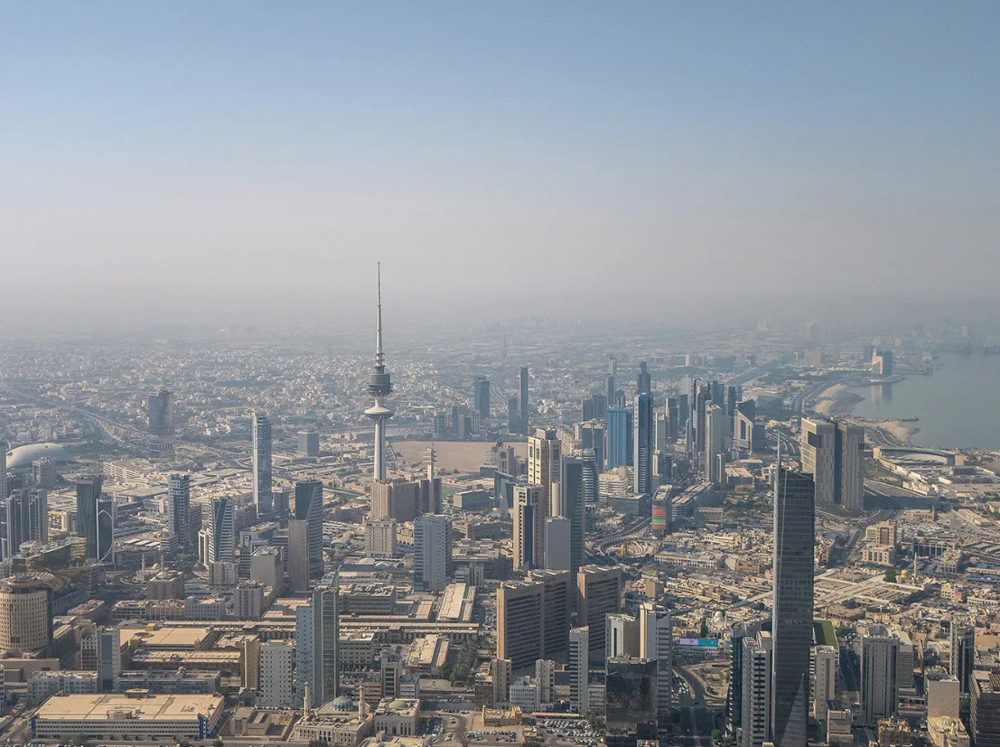 الكويت تتصدى لهجمات جوية معادية بصواريخ دفاعية