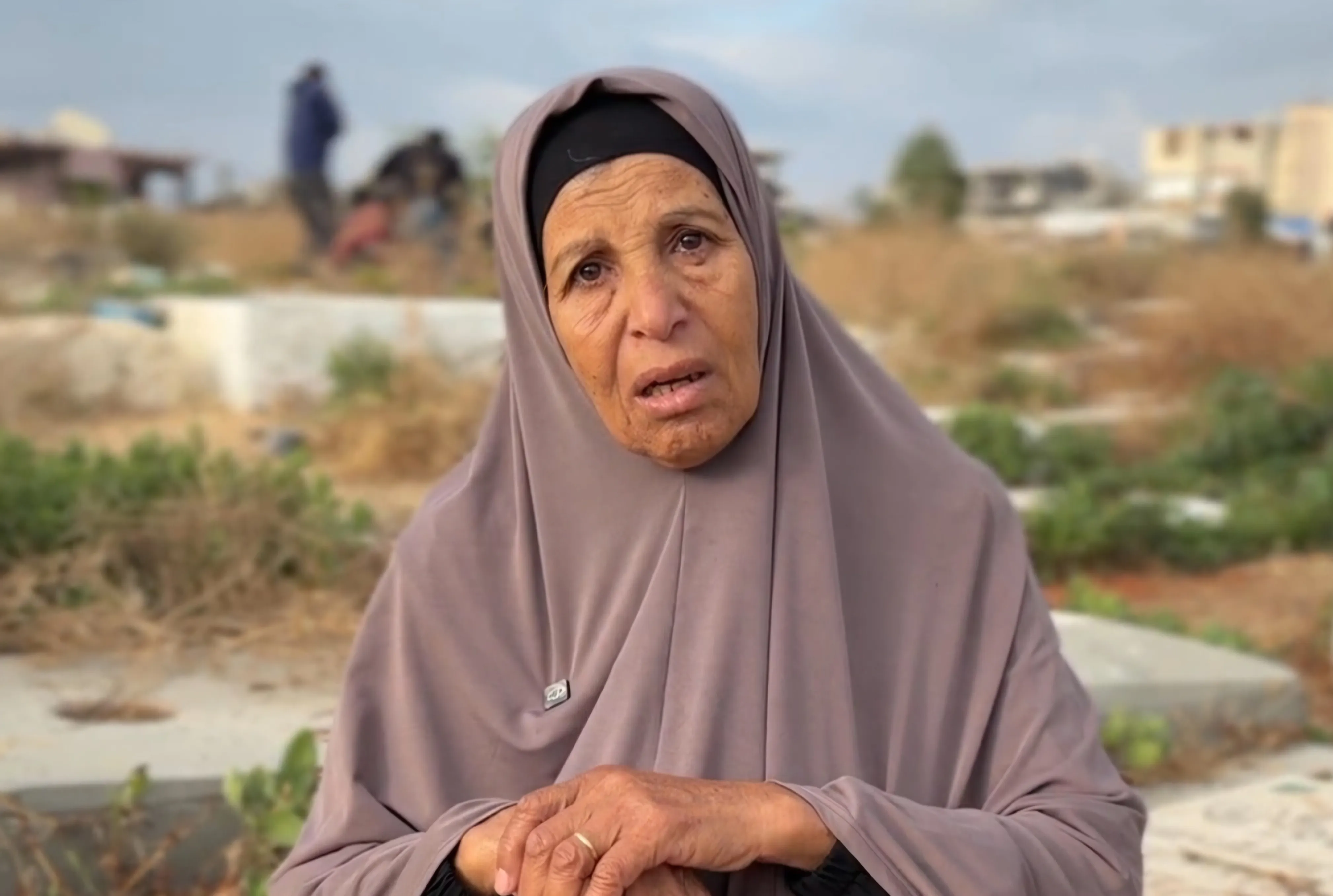 في غزة عيد مختلف ام تحتضن قبور ابنائها في العيد