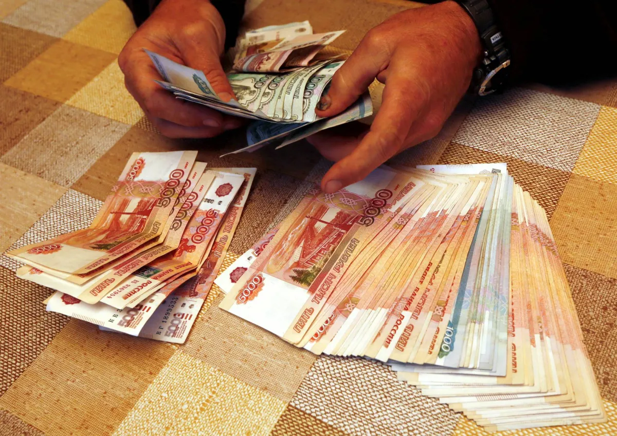 الروبل الروسي يلامس اعلى مستوياته ويضع الاقتصاد تحت الضغط