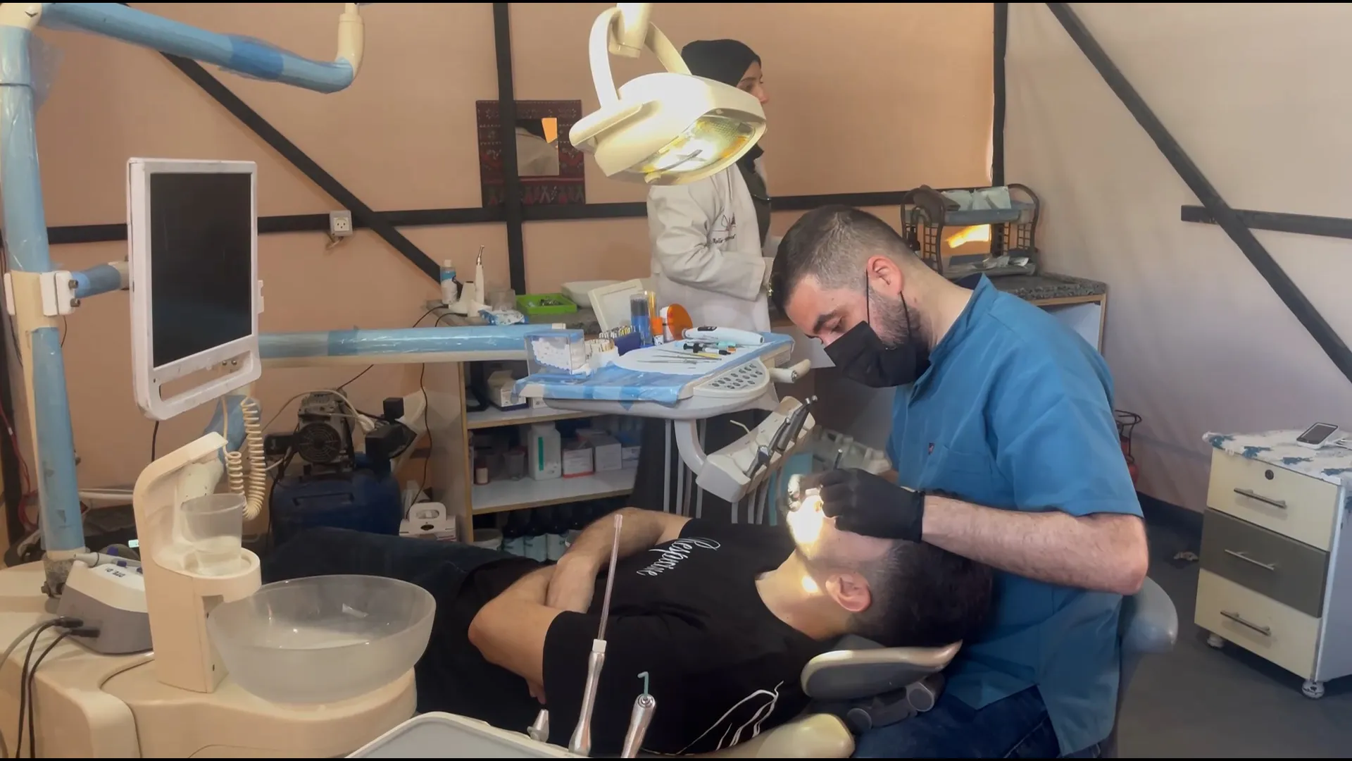 أطباء وصيادلة غزة يعيدون بناء حياتهم وسط دمار الحرب