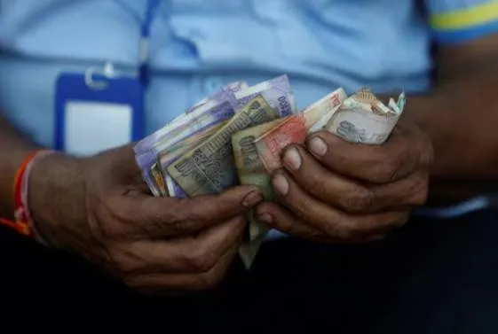 تحديات الروبية الهندية في ظل ارتفاع أسعار النفط وتأثيرها على الاقتصاد