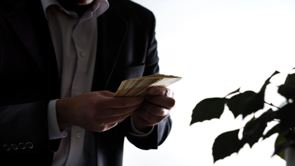 التحقيقات في اختلاسات المالية تؤكد بقاء المتورطين داخل البلاد