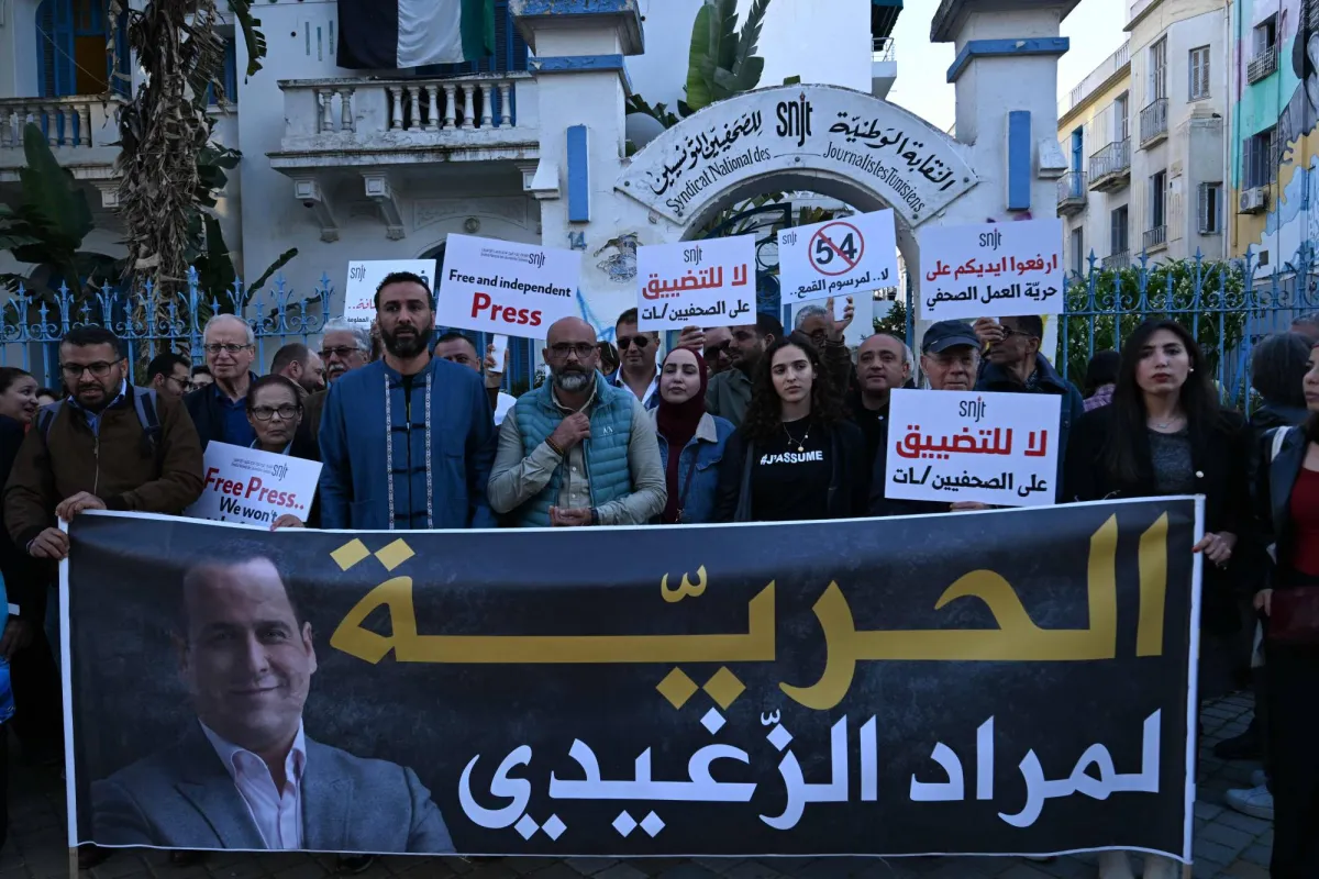 الحرمان من الحرية يهدد حياة الصحافي مراد الزغيدي في تونس