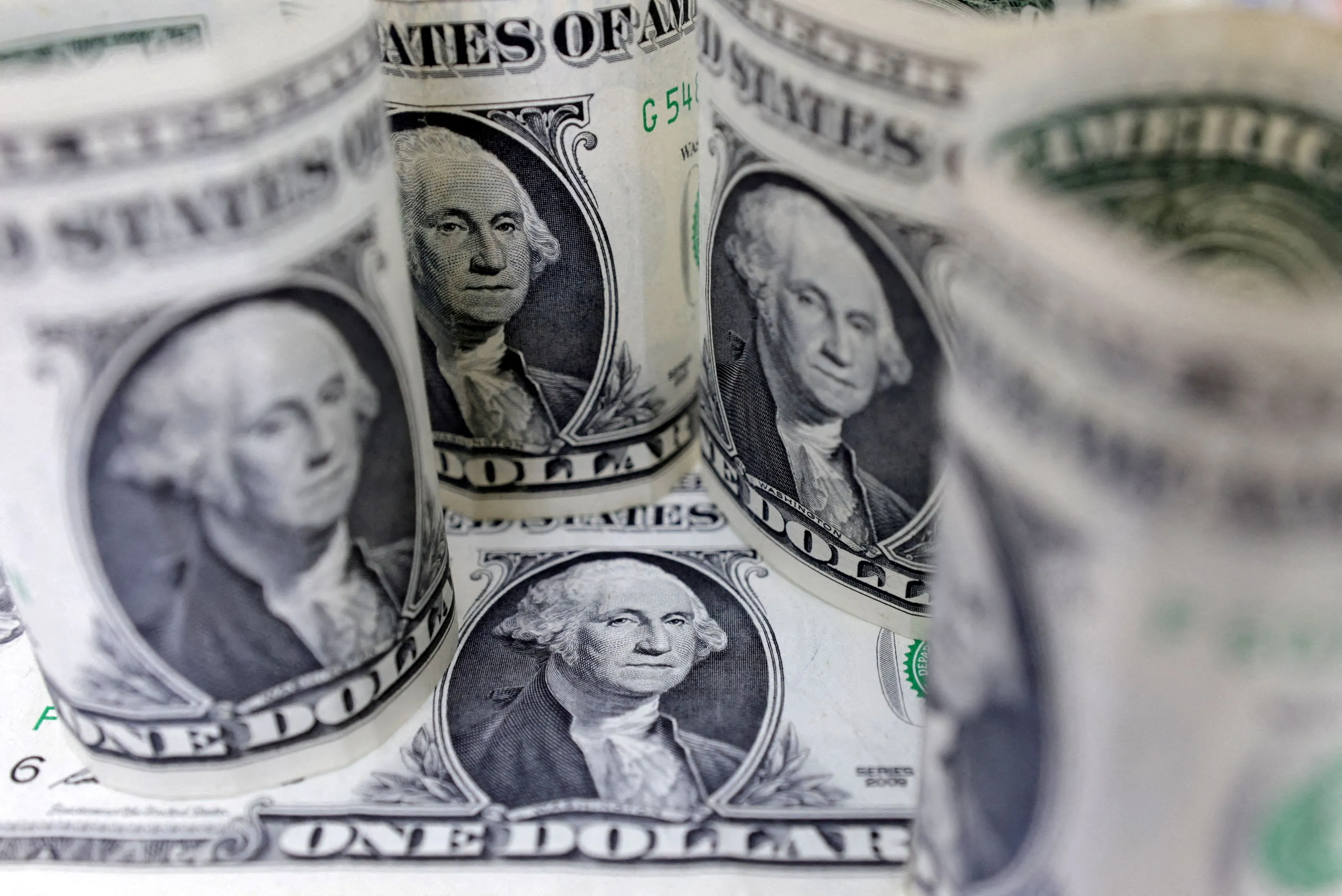 مستقبل الدولار: تراجع تدريجي لا انهيار مفاجئ