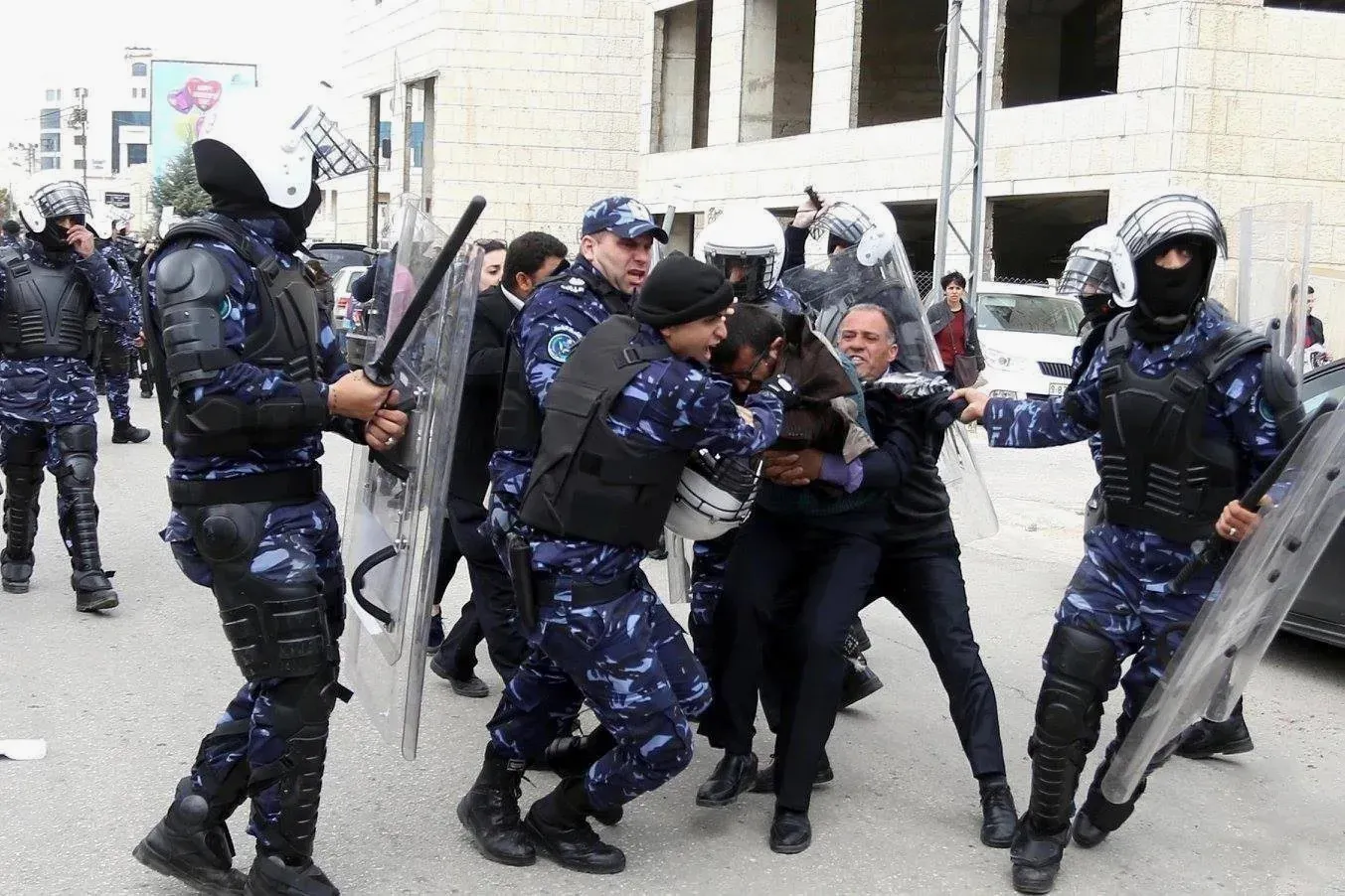 حماس تدين التنسيق الأمني مع الاحتلال وتدعو لوحدة الصف الفلسطيني