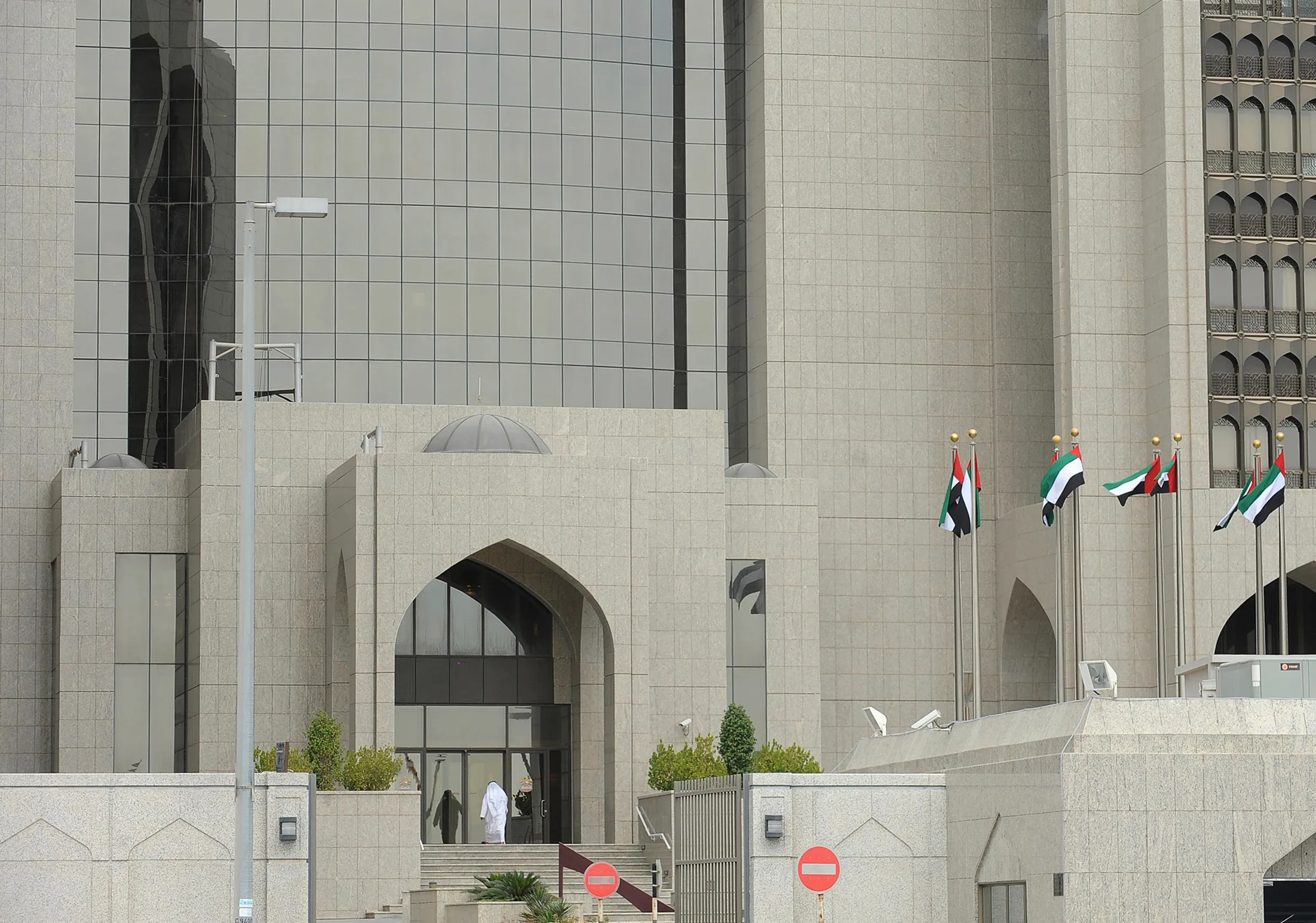 تباين التصنيفات الائتمانية بين الإمارات والعراق في ظل الأزمات