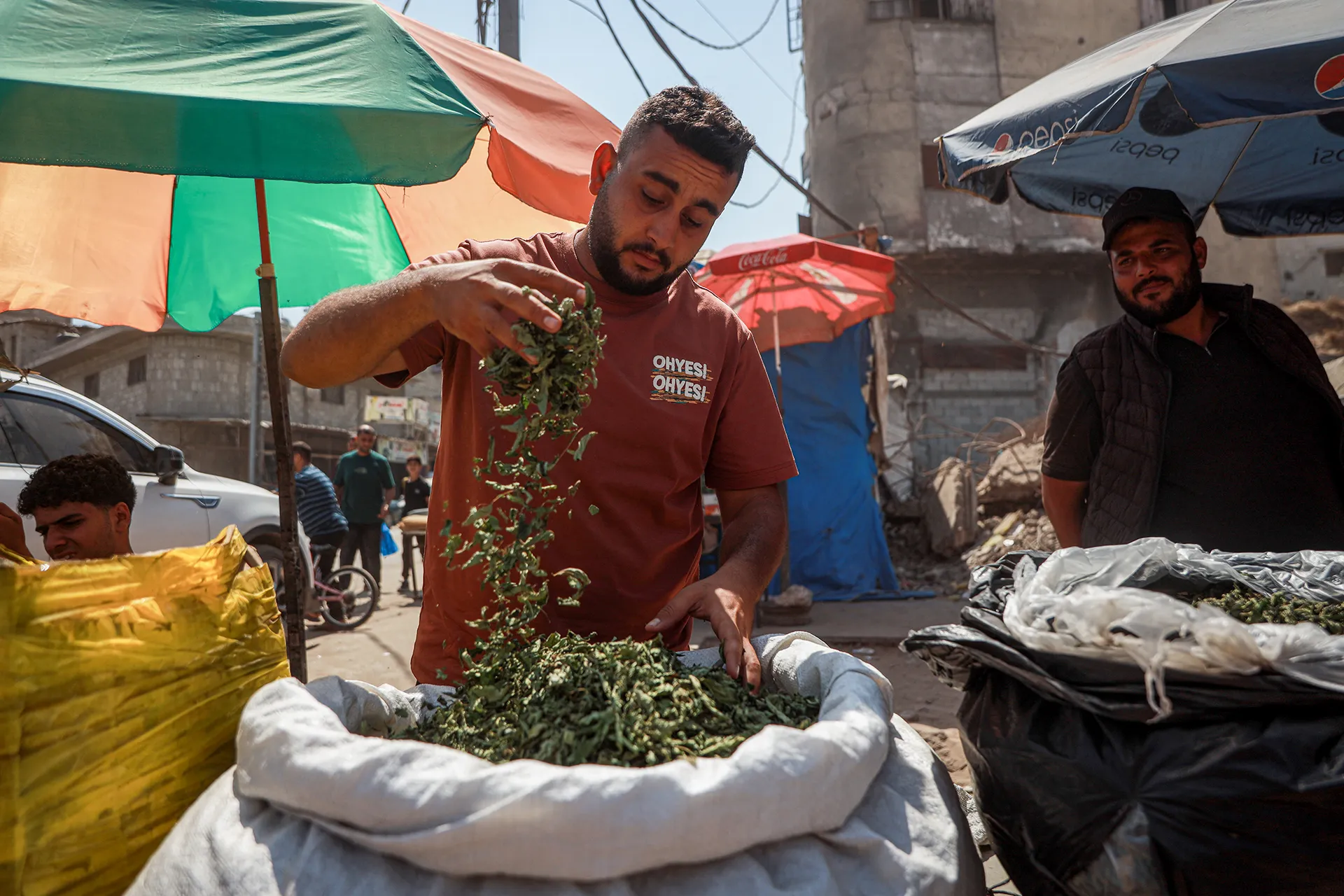 مخاطر التدخين ببدائل غير تقليدية في غزة