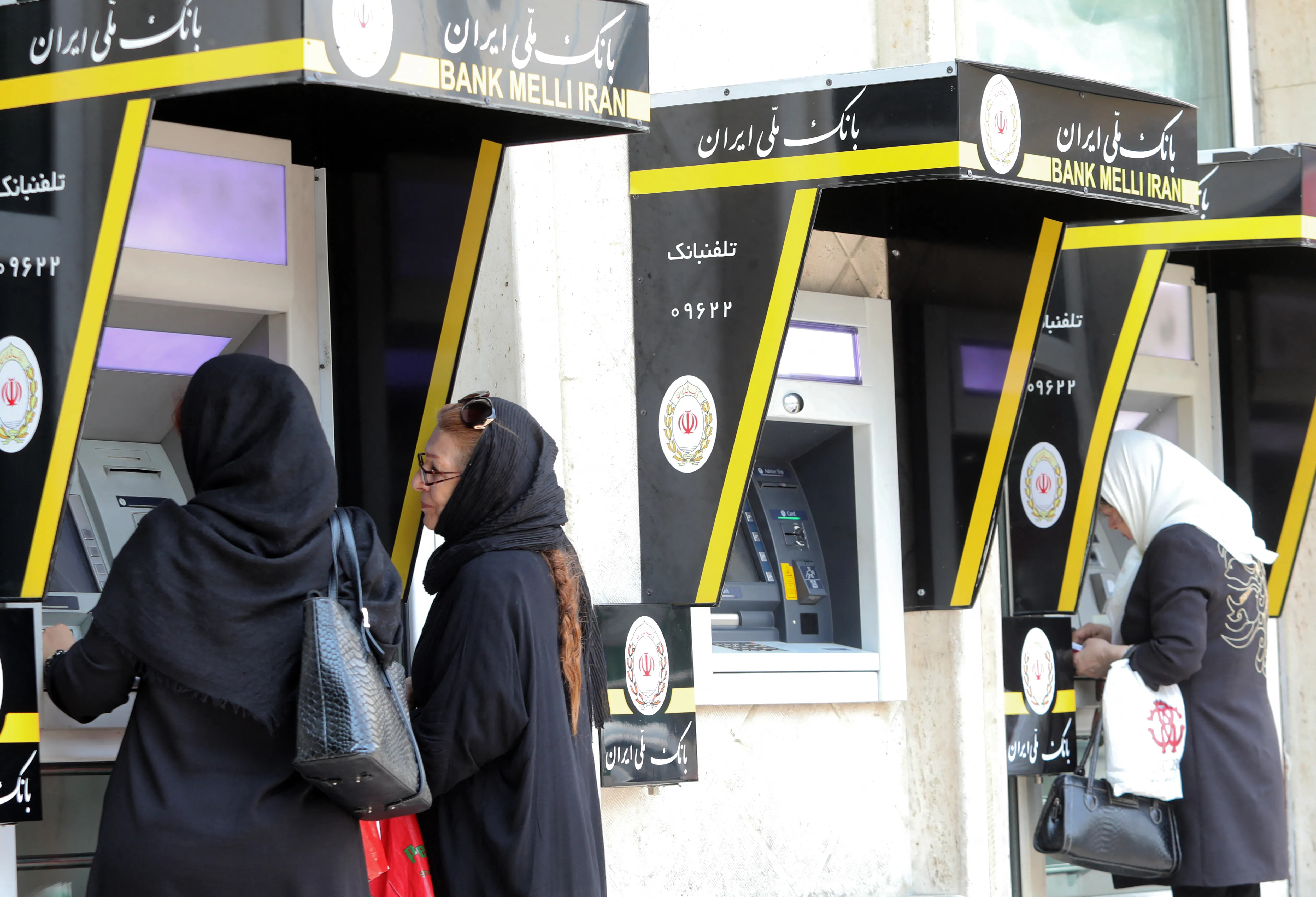 استهداف بنوك إيرانية بهجوم إلكتروني دون اختراق بيانات العملاء