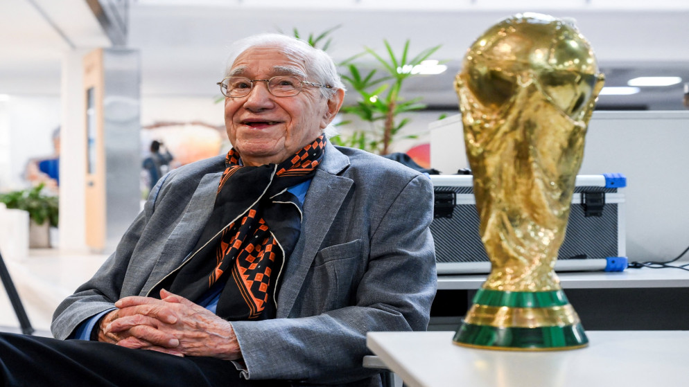 إنريكي ماكايا يعود إلى كأس العالم للمرة الثامنة عشرة بعمر 91 عاما