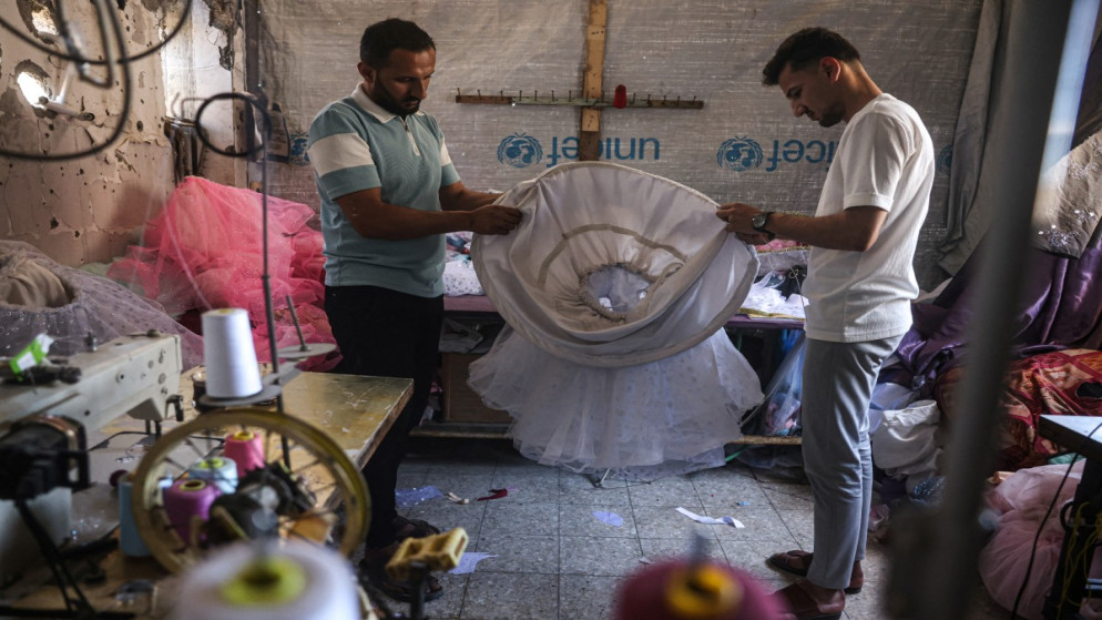 فن الخياطة في غزة يحول الأقمشة القديمة إلى فساتين مبهجة