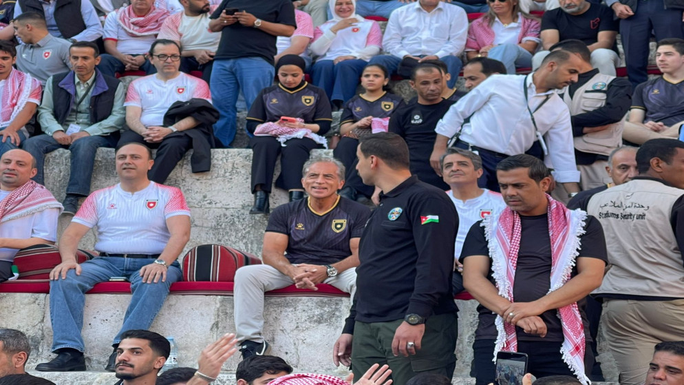 رئيس الوزراء يتفاعل مع الجماهير خلال مباراة النشامى والنمسا في المدرج الروماني