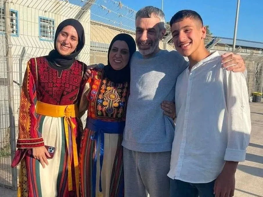 أسير فلسطيني يلتقي ابنه بعد 25 عاما من الاعتقال