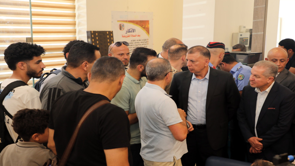 تحركات وزير الداخلية لتعزيز تشغيل جسر الملك حسين على مدار الساعة