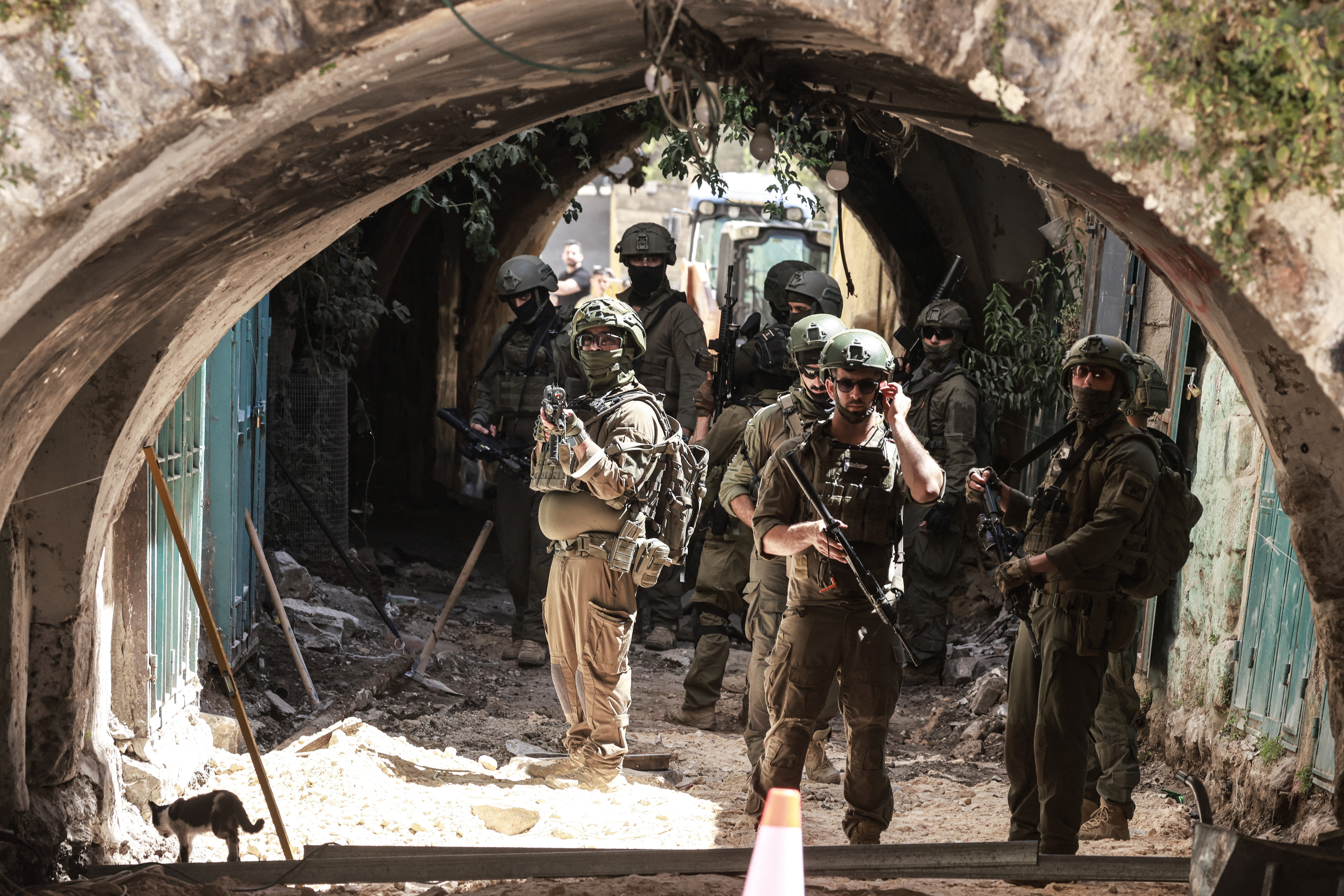 الوضع المتأزم في الضفة الغربية: استشهاد فلسطيني واعتقالات جماعية
