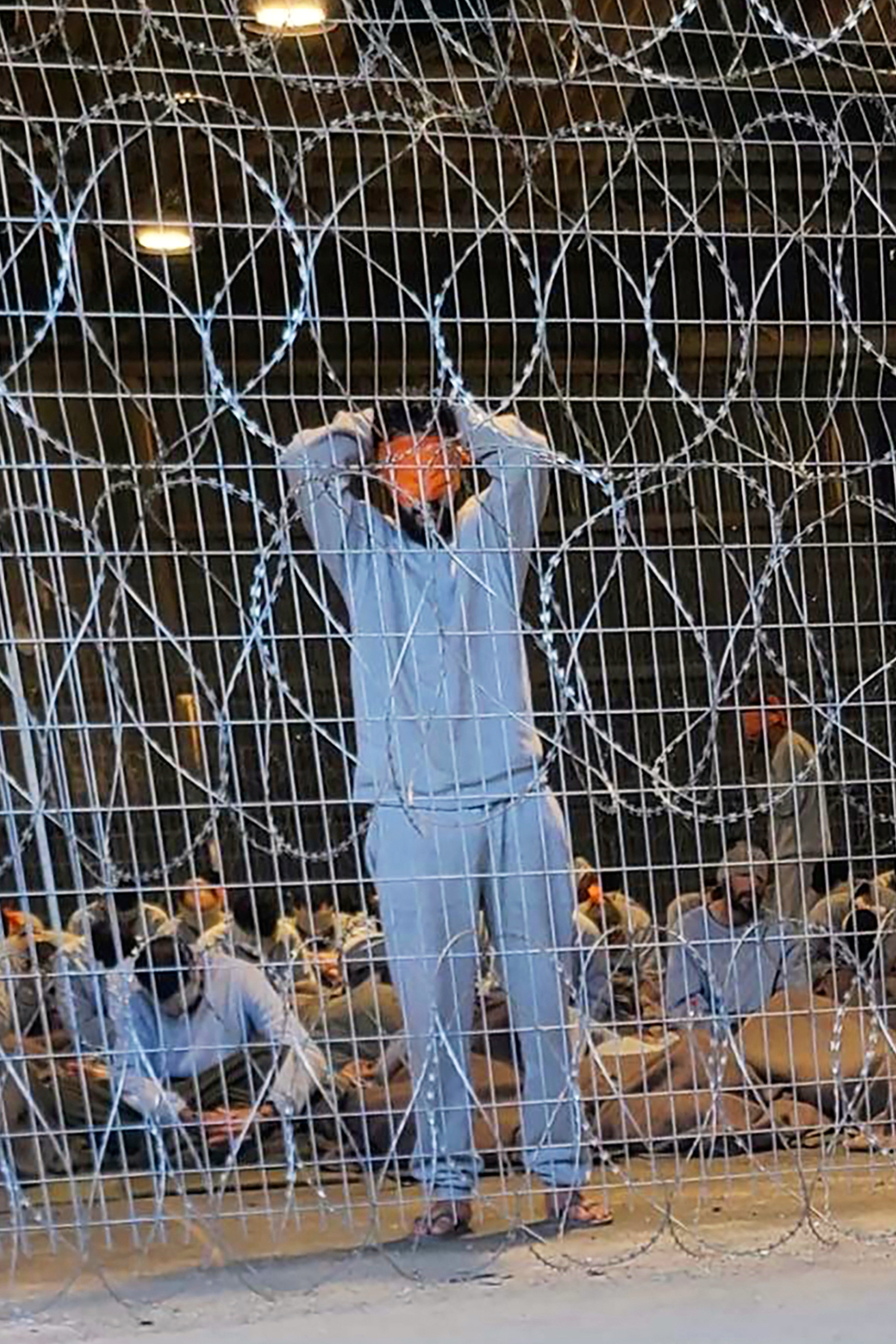 تحويل 13 أسيرا فلسطينيا إلى مستشفى بعد الإفراج عنهم من السجون الإسرائيلية