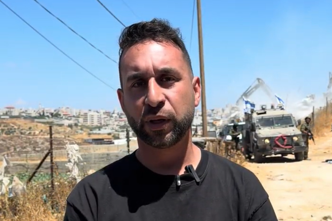 فلسطيني يتحدى الاحتلال بالصلاة خلال هدم منزله