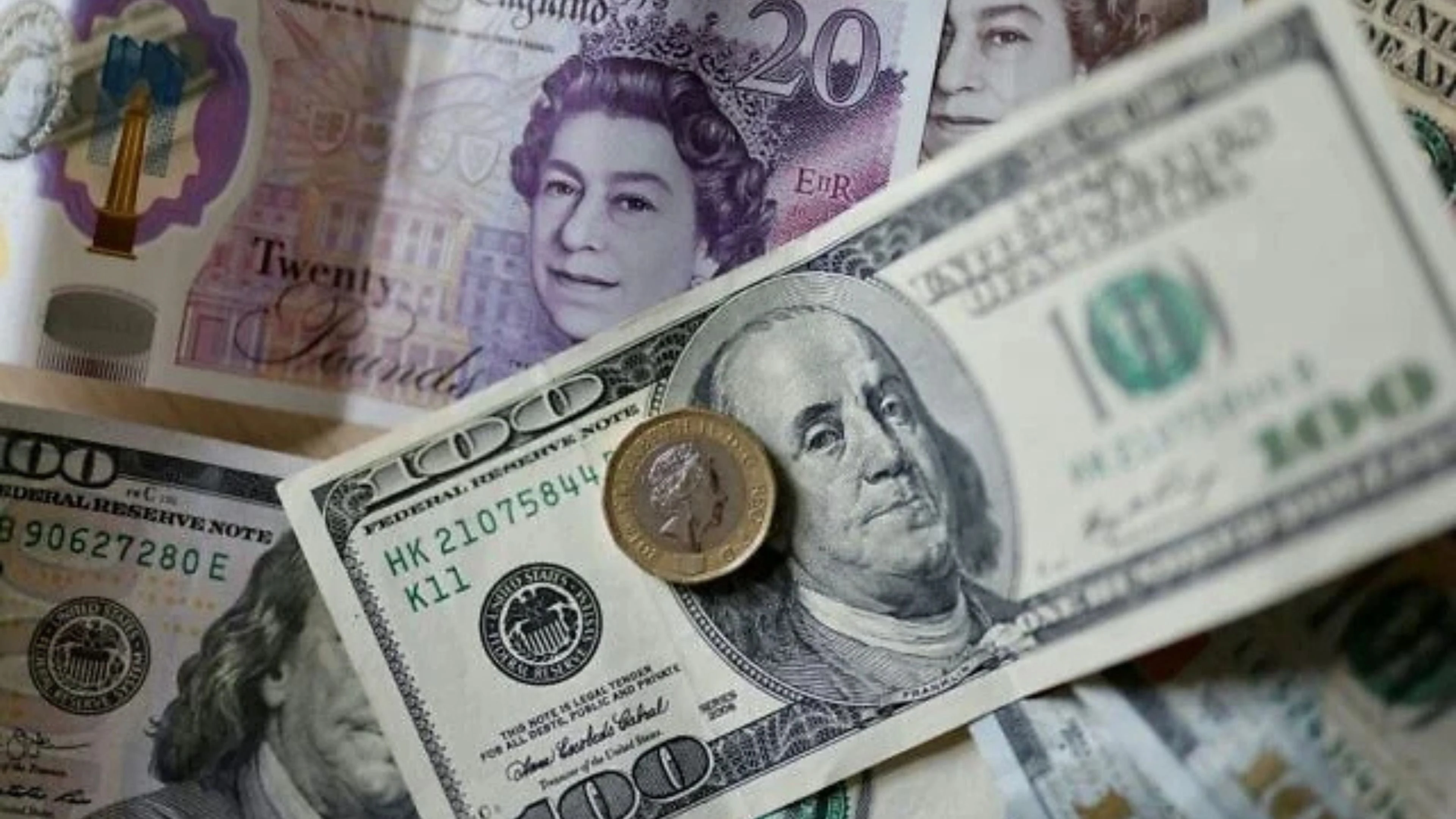 تحولات متباينة للجنيه الإسترليني أمام الدولار واليورو