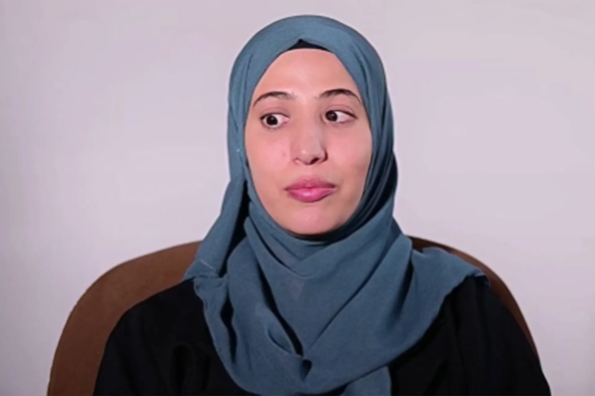قصة نجاة حياة الأشموري.. اليمنية التي أضاءت درب 2000 كفيفة