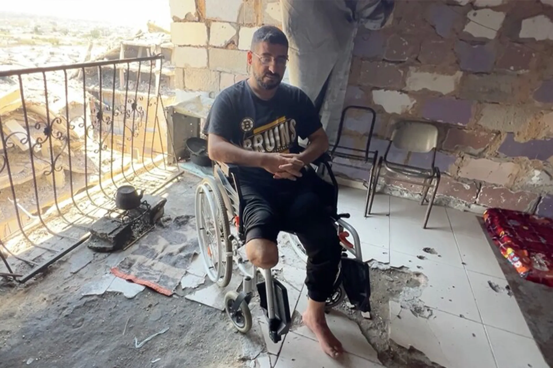 معاناة فلسطيني محكوم بالإعاقة وفقدان الابن في غزة