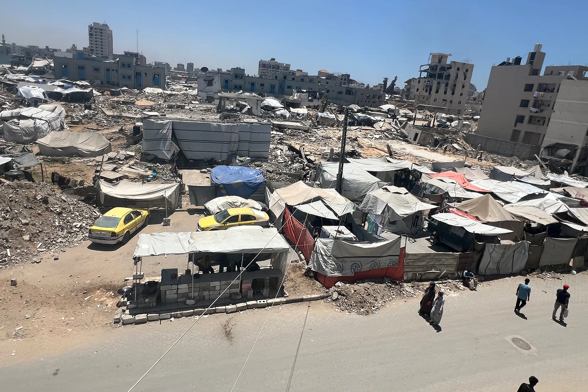 إبداع تحت الضغط.. شاب في غزة يستخدم الطين لبناء ملاذ آمن